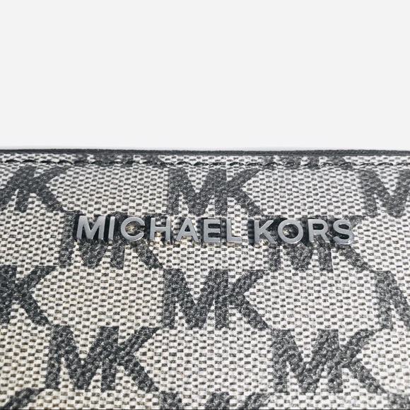 *SOLD* Authentic Michael Kors Travel Wallet - Picture 3 of 9